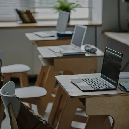 Školy a inštitúcie